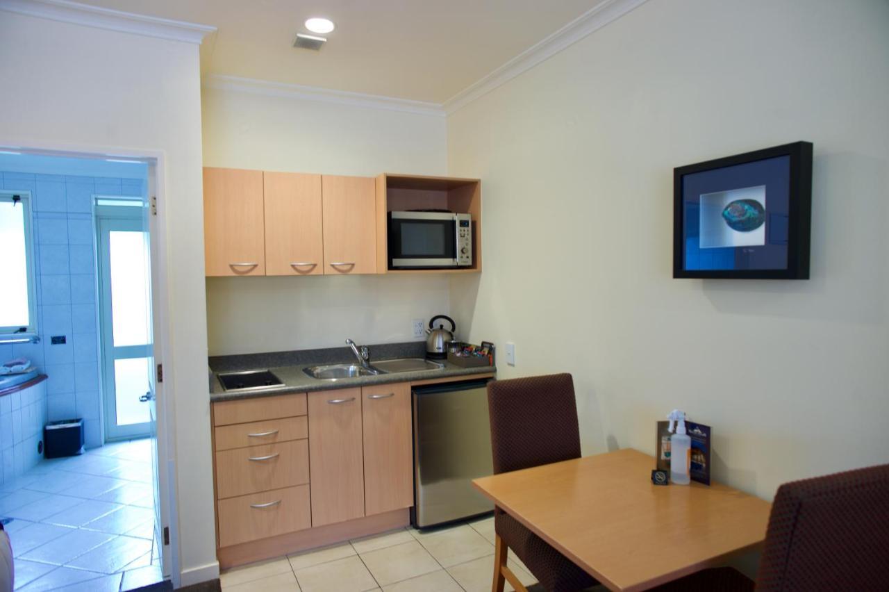 רוטורואה Regal Palms Resort מראה חיצוני תמונה A kitchenette in a hotel room