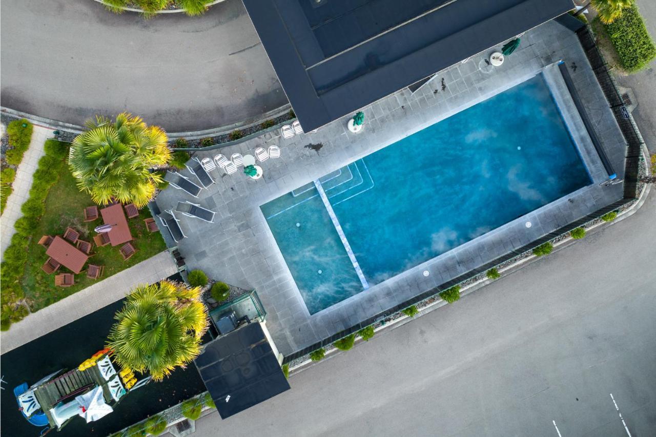 רוטורואה Regal Palms Resort מראה חיצוני תמונה Aerial view of the swimming pool