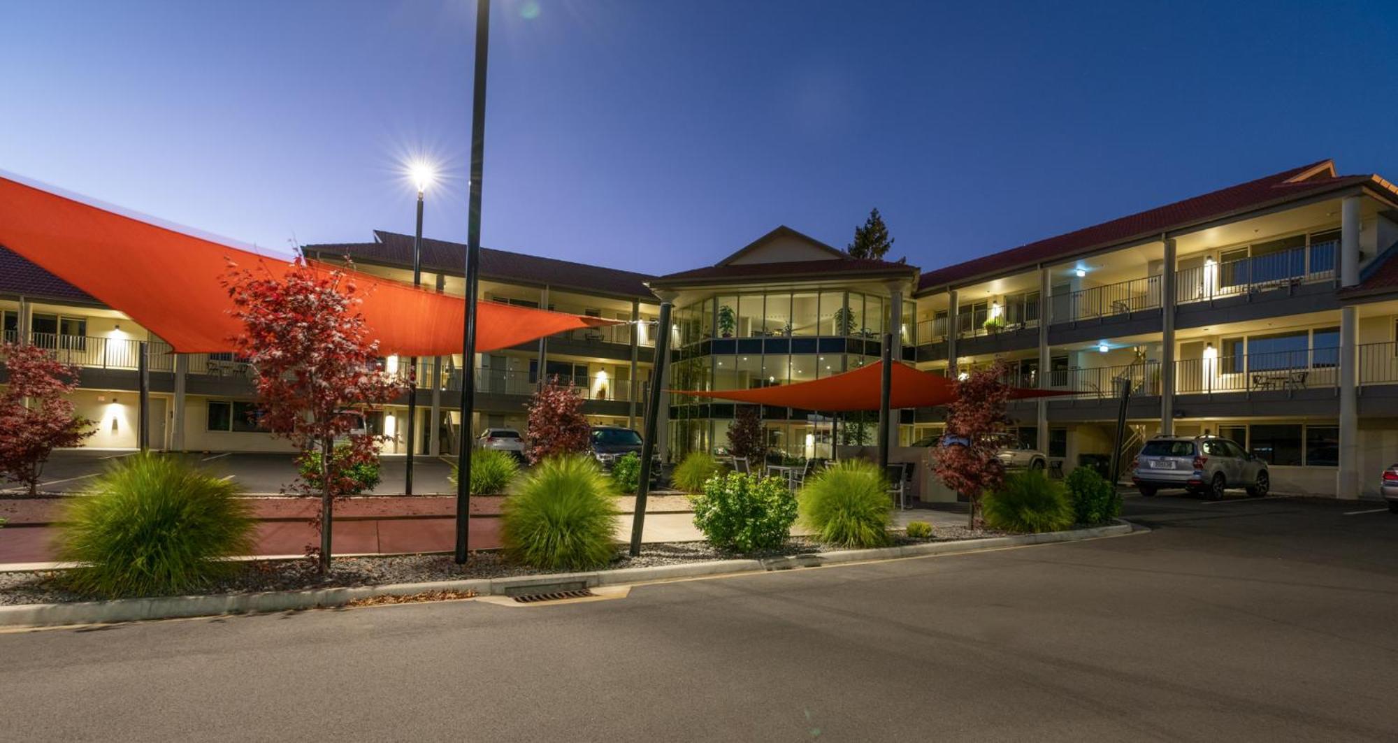 רוטורואה Regal Palms Resort מראה חיצוני תמונה The Village at Night