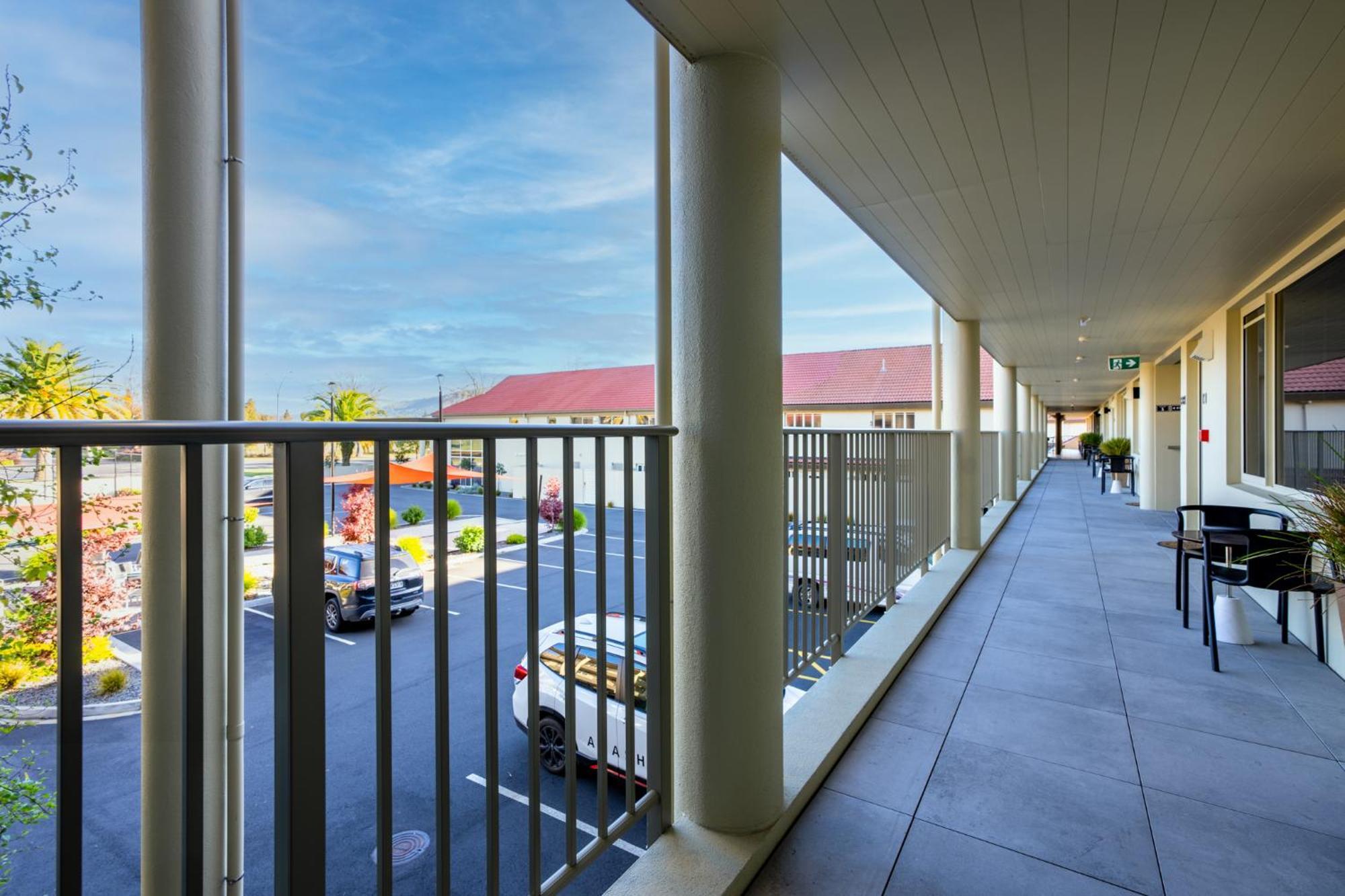 רוטורואה Regal Palms Resort מראה חיצוני תמונה A balcony at the hotel