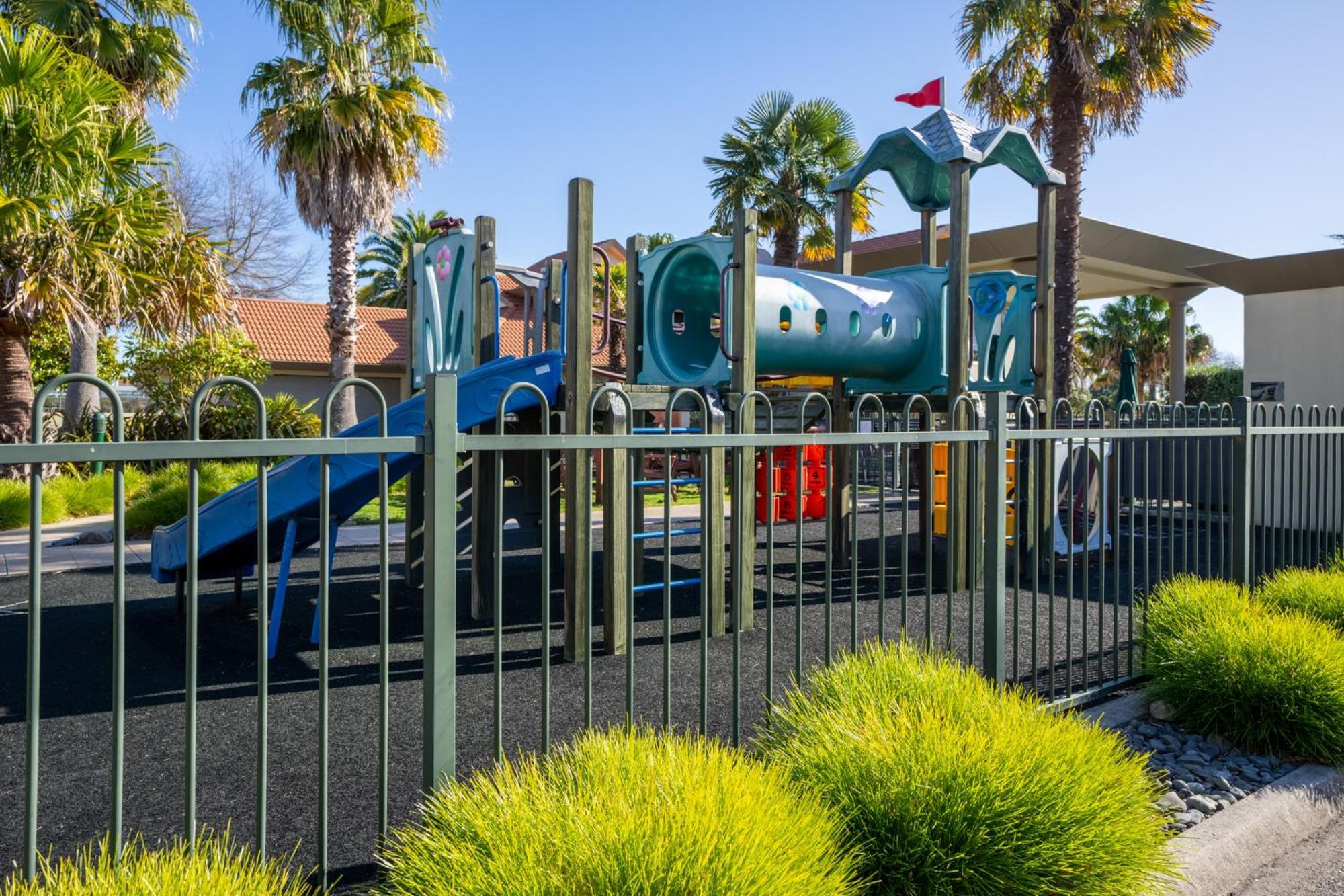 רוטורואה Regal Palms Resort מראה חיצוני תמונה Playground at the park