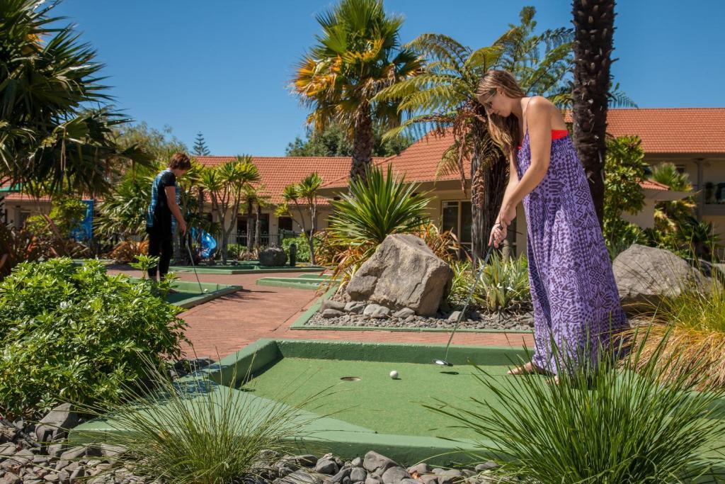 רוטורואה Regal Palms Resort מראה חיצוני תמונה A woman playing mini golf